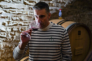 Bruno Lorenzon beim Wein verkosten