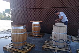 Arbeit an Weinfässern bei Villa Saletta