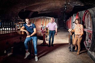 Winzerfamilie im Weinkeller Domaine Chermette
