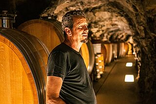 Winzer Markus Lang im Weinkeller