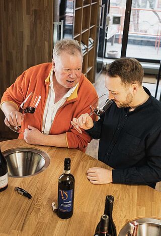 Heiner & Luca Lobenberg bei der Weinprobe