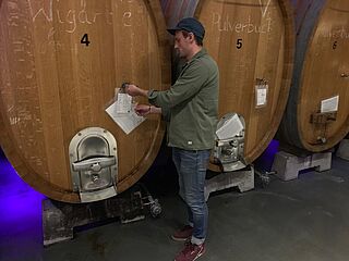 Friedrich Keller nimmt eine Fassprobe