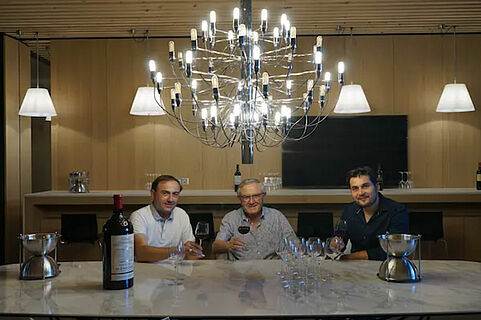Weinverkostung am Tisch bei Balestard La Tonnelle