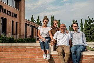 Poliziano mit Familie vor dem Weingut