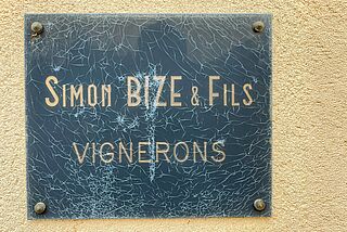 Schild vom Weingut Simon Bize & fils