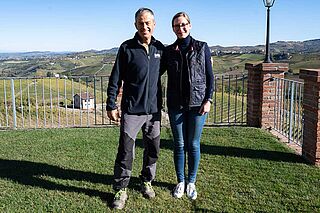 Wine Scout Anja Breit steht vor einem Weinberg