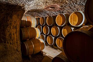 Fässer in einem felsigen Weinkeller