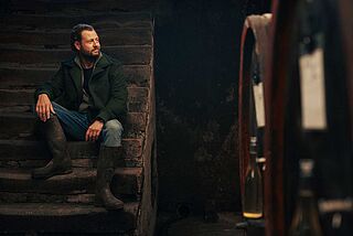 Kai posiert auf der Treppe