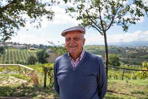 Winzer Emidio Pepe steht im Weinberg