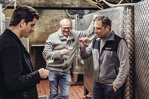 Wegeler Winzer im Keller bei Weinprobe