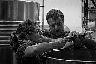 Winzerin und WInzer im Weinkeller