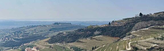 Schöne Aussicht über die hügelige Landschaft Valpolicellas