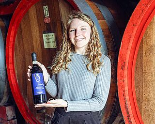 Die Winzer-Tochter präsentiert den Wein