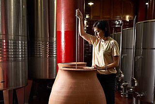 Winzerin im Weinkeller Recaredo