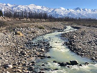 Ein Gebirgsbach fließt am Weingut vorbei