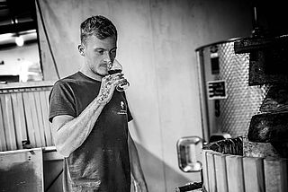 Winzer beim Verkosten im Weinkeller Christophe Mignon