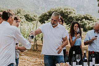 Vinbonden fra Pujanza skænker vin