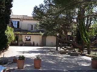 Blick auf den Hof von Domaine Janasse