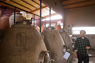 Der Winzer und die Weinfässer