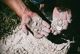 Boden und Steine des Weinguts Christian Tschida