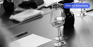 Gläser und Bogen bei der Verkostung