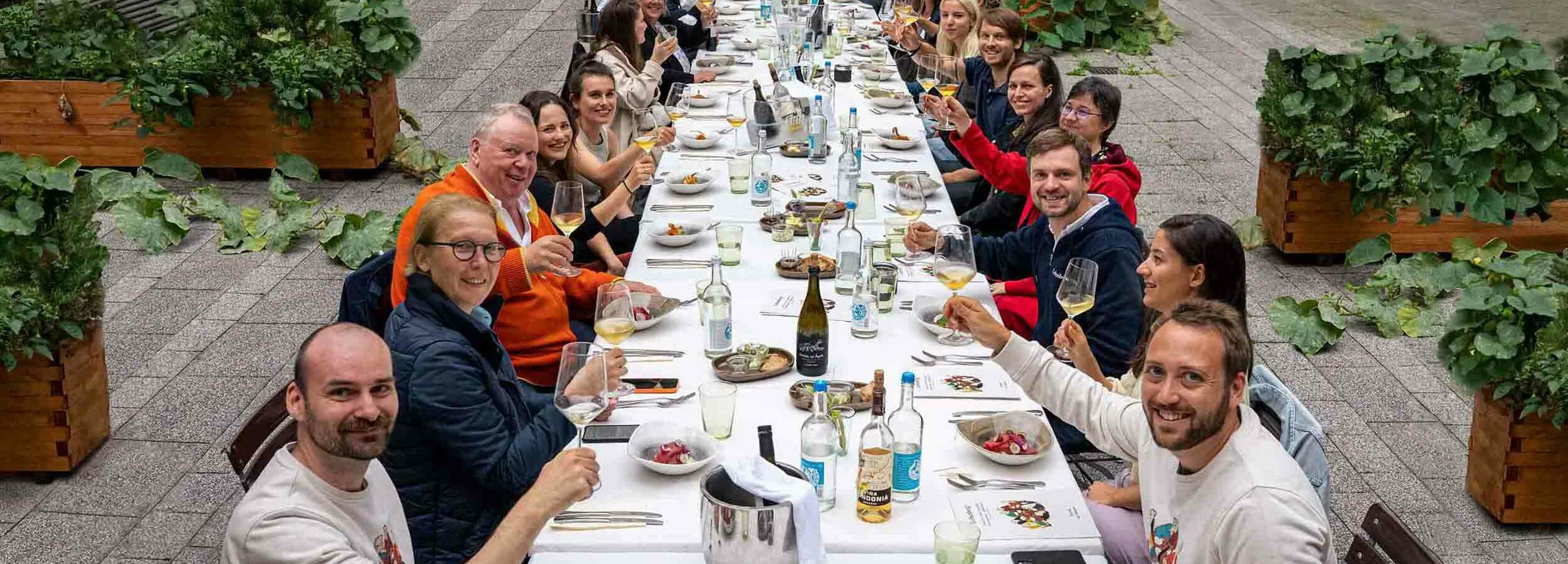 Lobenbergs Weinfamilie Weinhändler Mitarbeiter, versammelt an einem Tisch
