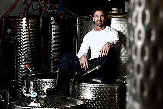 Winzer im Weinkeller auf den Weintanks