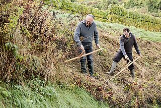Familie Schneider bei der Feldarbeit Familie Schneider bei der Feldarbeit