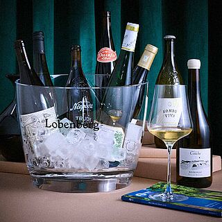 Flaschen im Weinkühler