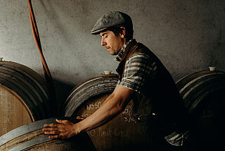 Der Winzer im Weinkeller