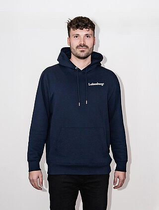 Frontalansicht von einem Mann mit Lobenbergs Hoodie