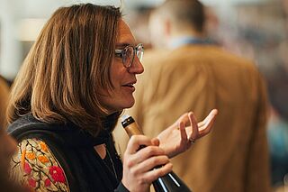 Caroline Diel bei einer Weinverkostung auf dem Weigut Schlossgut Diel Caroline Diel bei einer Weinverkostung auf dem Weigut Schlossgut Diel