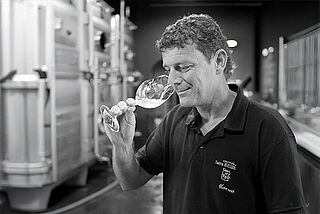 Yann Sourit verkostet Wein