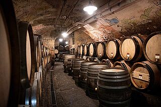 gestapelte Weinfaesser im Weinkeller Schlossgut Diel gestapelte Weinfaesser im Weinkeller Schlossgut Diel