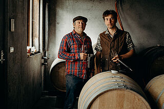 Die beiden Winzer im Weinkeller