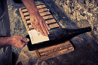 Arbeit im Keller vom Weingut Loimer
