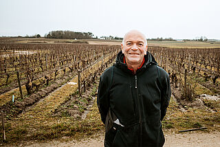 Winzer Corbillieres vor seinem Weingut