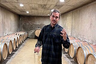 Winzer im Weinkeller Can Rafols dels Caus