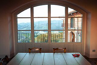 Udsigt til vingården Cascina Penna-Currado gennem et vindue