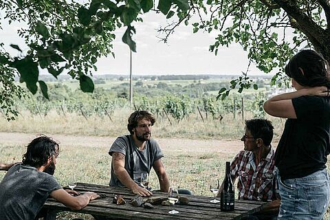 Winzer bei der Weinprobe am Tisch auf dem Weingut