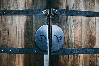 Holztuer zum Weinkeller des Weinguts Dunn Vineyards Holztuer zum Weinkeller des Weinguts Dunn Vineyards