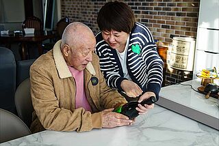 Fang und ihr Vater auf dem Weingut Kanaan Winery