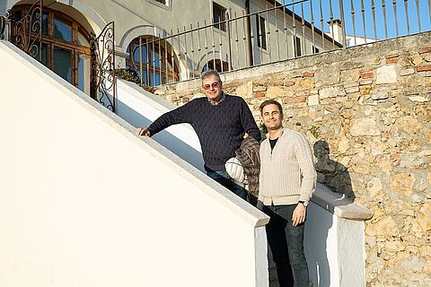 Die Winzer-Familie steht auf einer Treppe