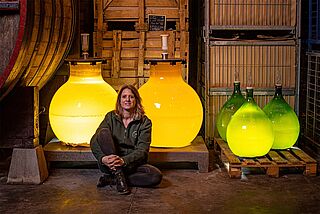 Winzerin sitzt im Weinkeller