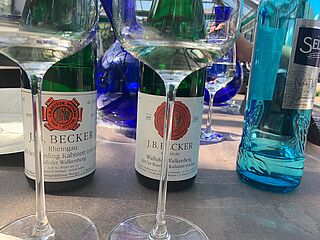 Weine von J.B. Becker werden verkostet