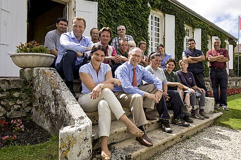 Winzerfamilie sitzt auf Treppen, Weingut Meyney