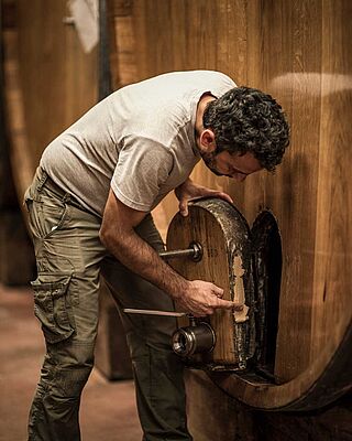 Winzer im Keller vor Fass bei Antinori Pian delle Vigne