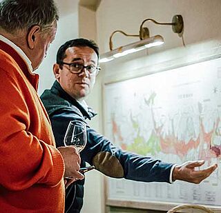 Ein Winzer zeigt Heiner Lobenberg eine Karte der Region