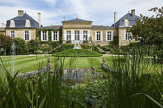 Weingut Leoville Barton mit Teich im Vordergrund