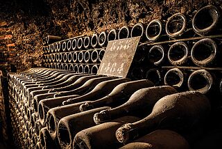 Sehr alte, staubige Flaschen im Weinkeller